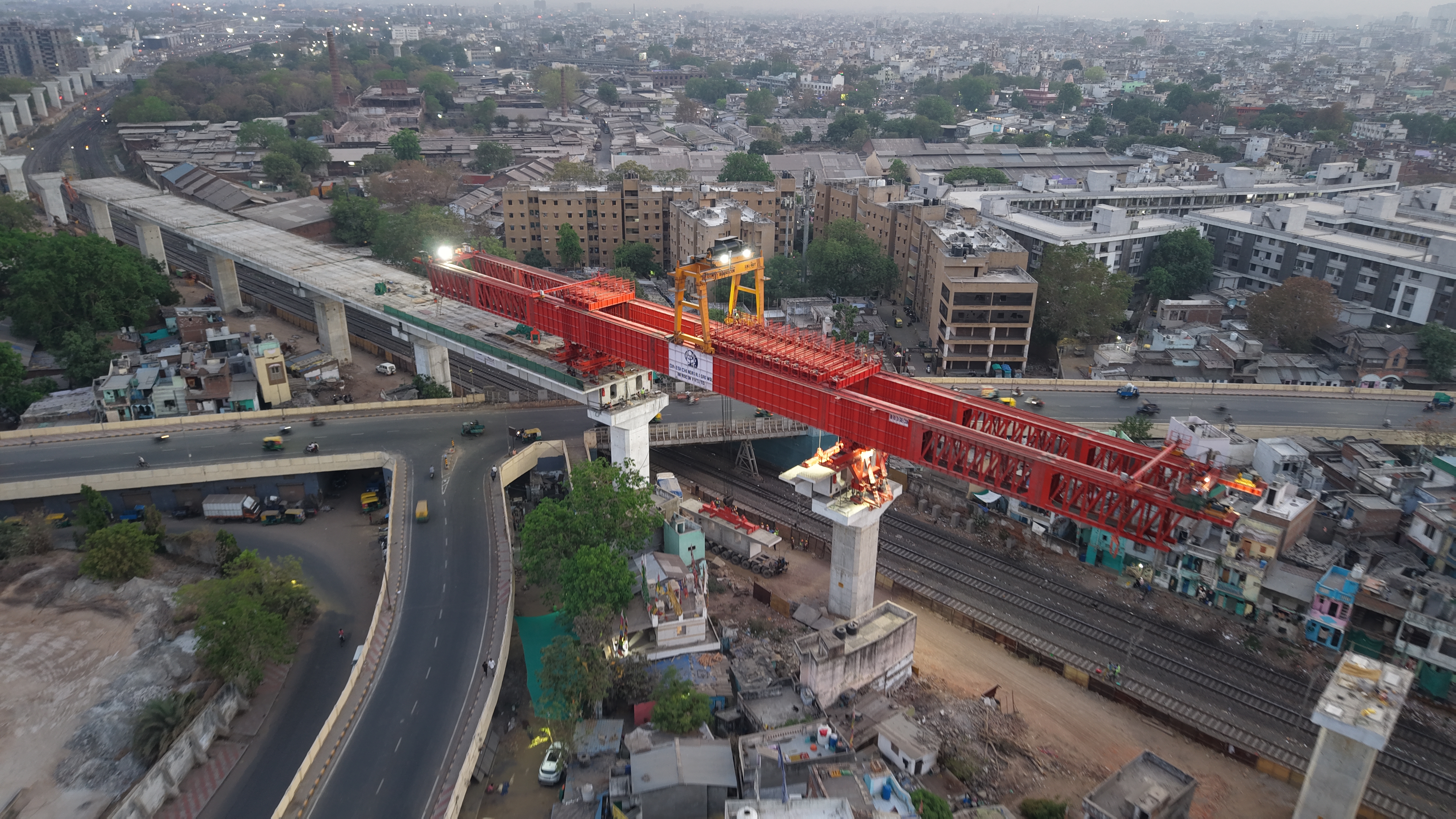 अहमदाबाद जिले में वायाडक्ट का निर्माण कार्य प्रगति पर है